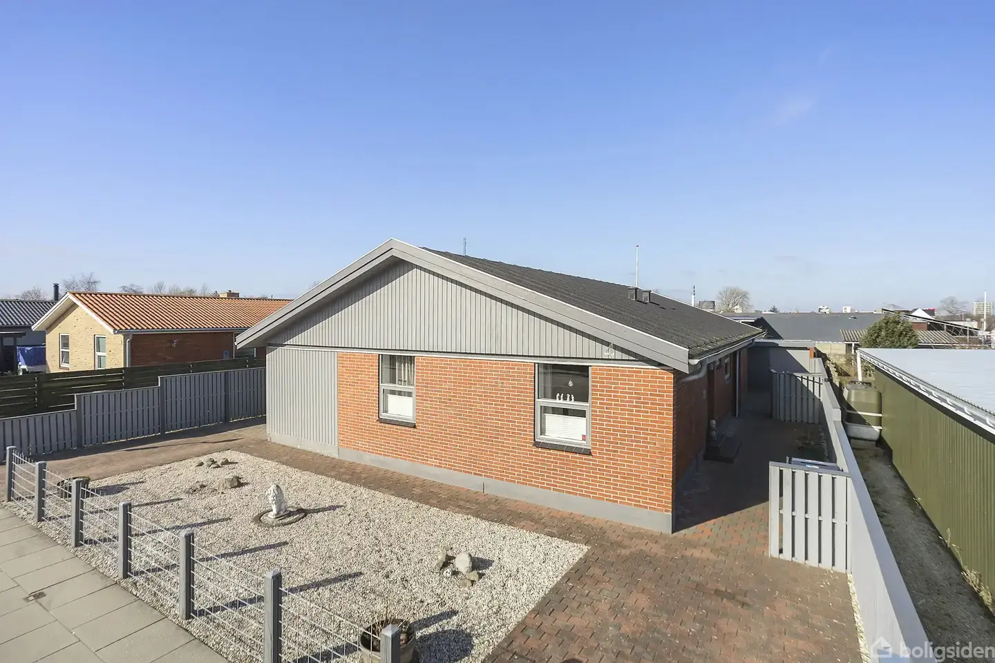 Velholdt 1-plans villa med lyst køkken og skøn udestue