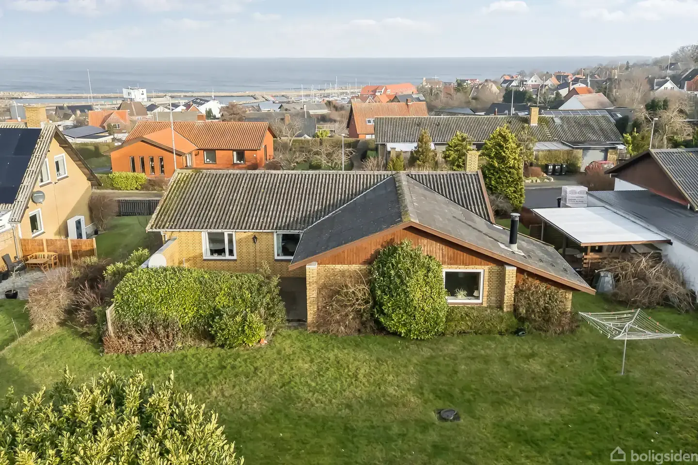 Rummelig villa i kystbyen Tejn