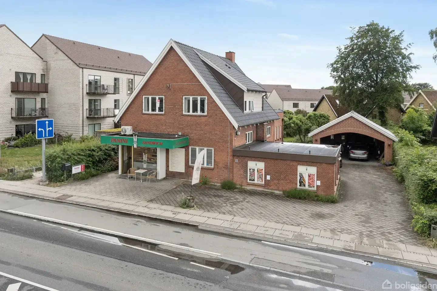 Mulighedsrig villa med attraktiv erhvervsdel og skøn oasehave i Hjallese