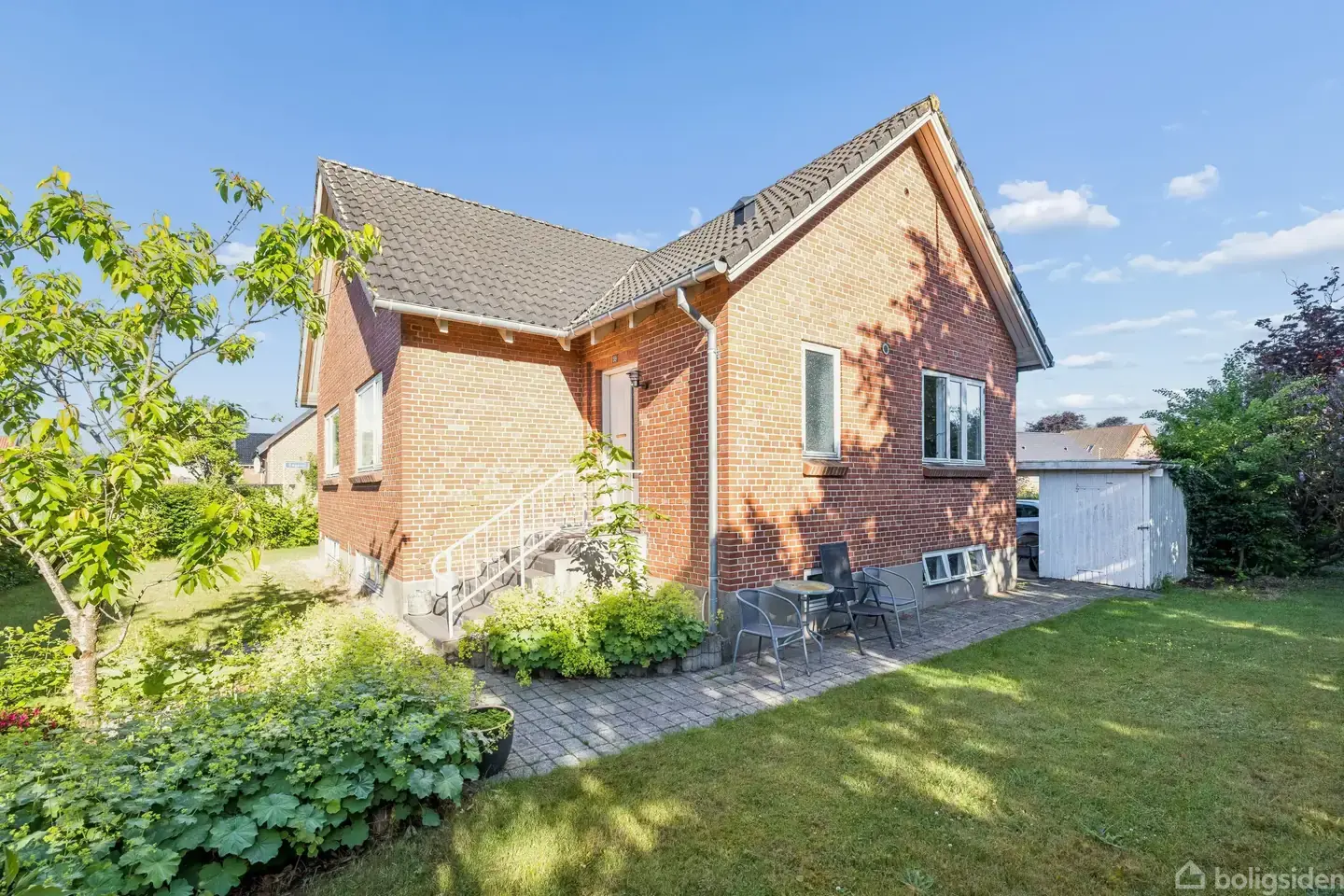 Fin villa med et pænt moderniseret stueplan og en dejlig, bynær beliggenhed.
