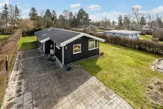 Fritidshus på Hasselvej 12, Sæby, 4070 Kirke Hyllinge