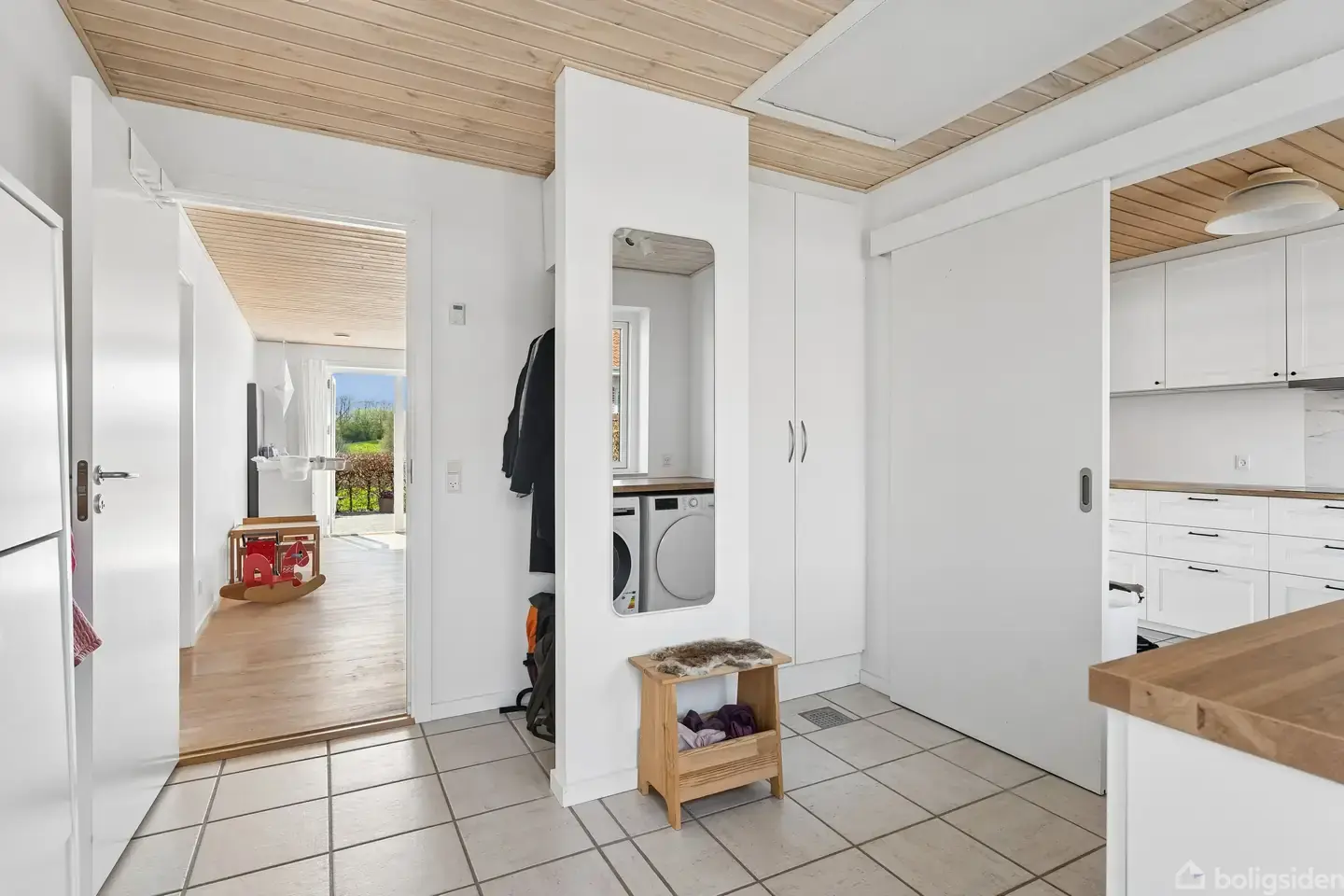 Moderniseret rækkehus med fantastisk udsigt til sø og grønne bakker - Visning 5