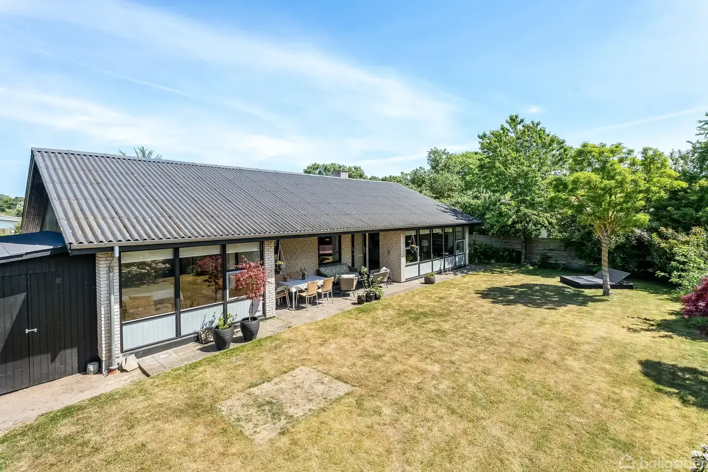 Velindrettet villa med 4 værelser, lys rummelig stue og overdækket terrasse