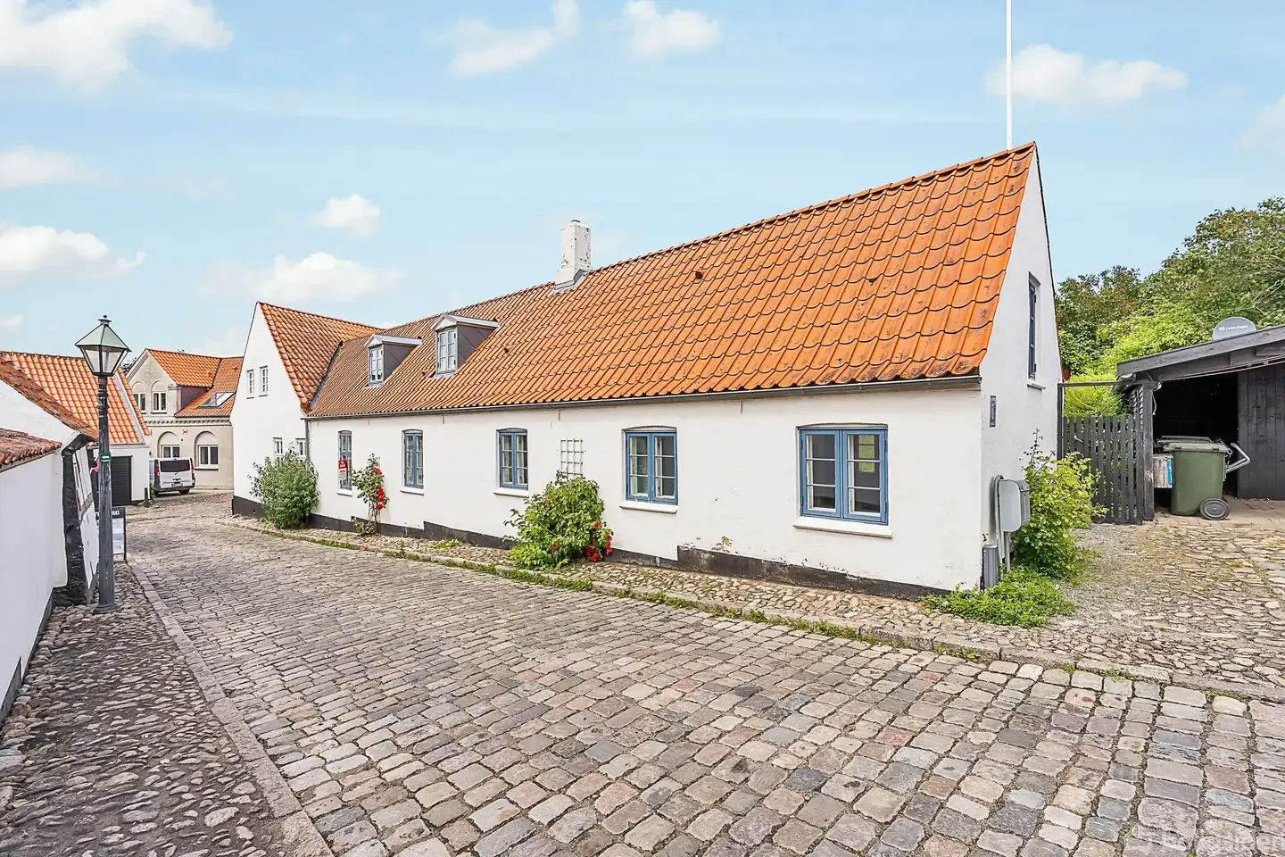 Skønt, velholdt dobbelthus/byhus med frodig, ugeneret have
