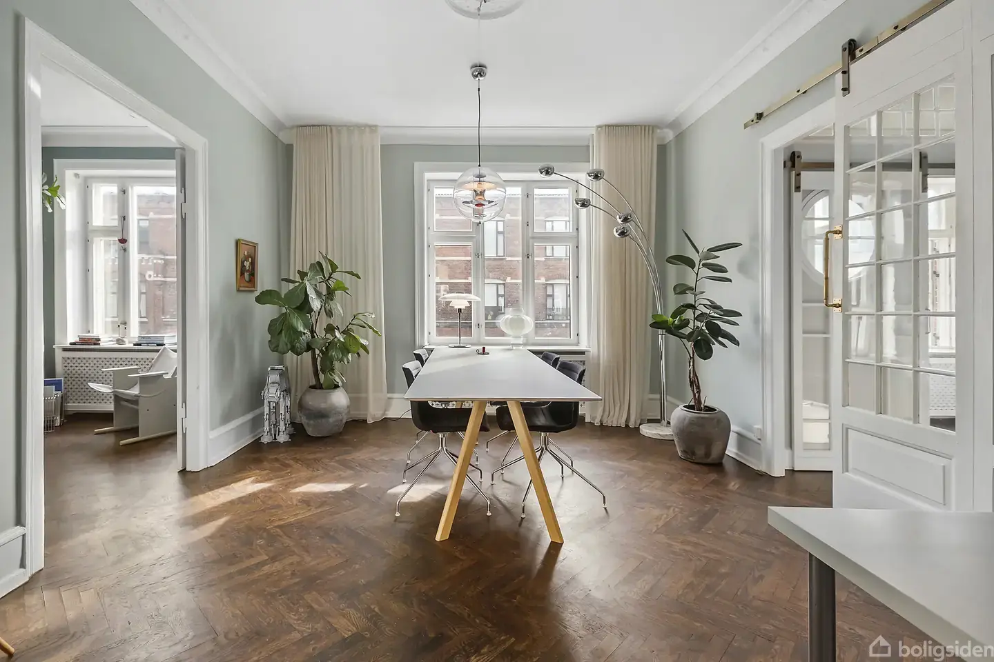 Herskabslejlighed i flot stand med vestvendt altan!