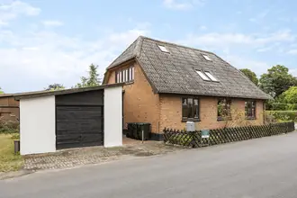 Villa på Fladstrupvej 50, Lyngby, 8570 Trustrup