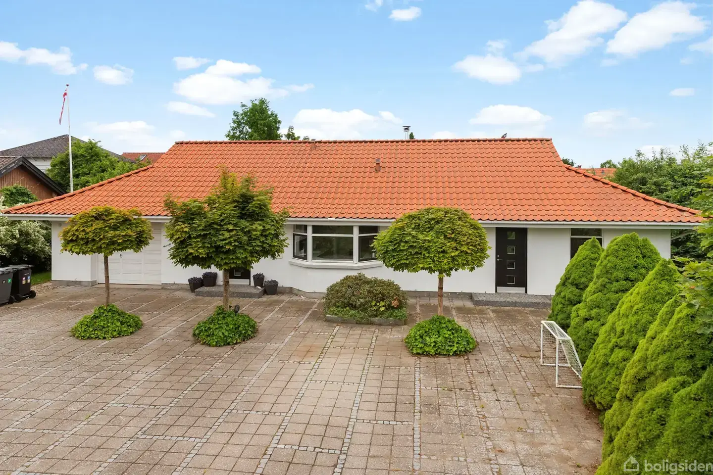 INDBYDENDE VILLA PÅ STOR GRUND I DET GAMLE KVARTER