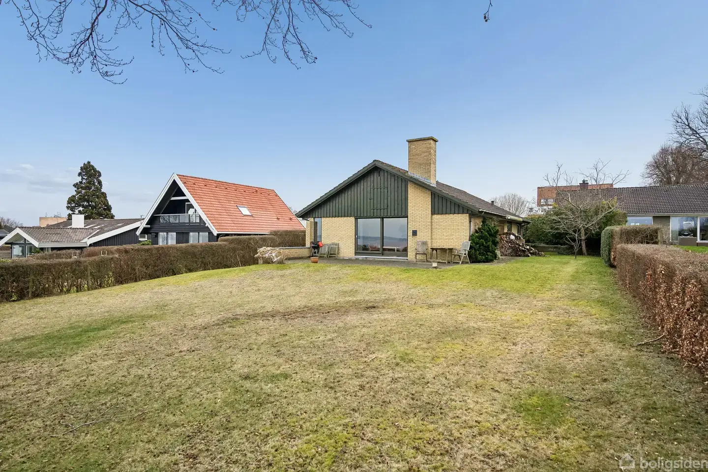 Højt hævet over Strandvejen