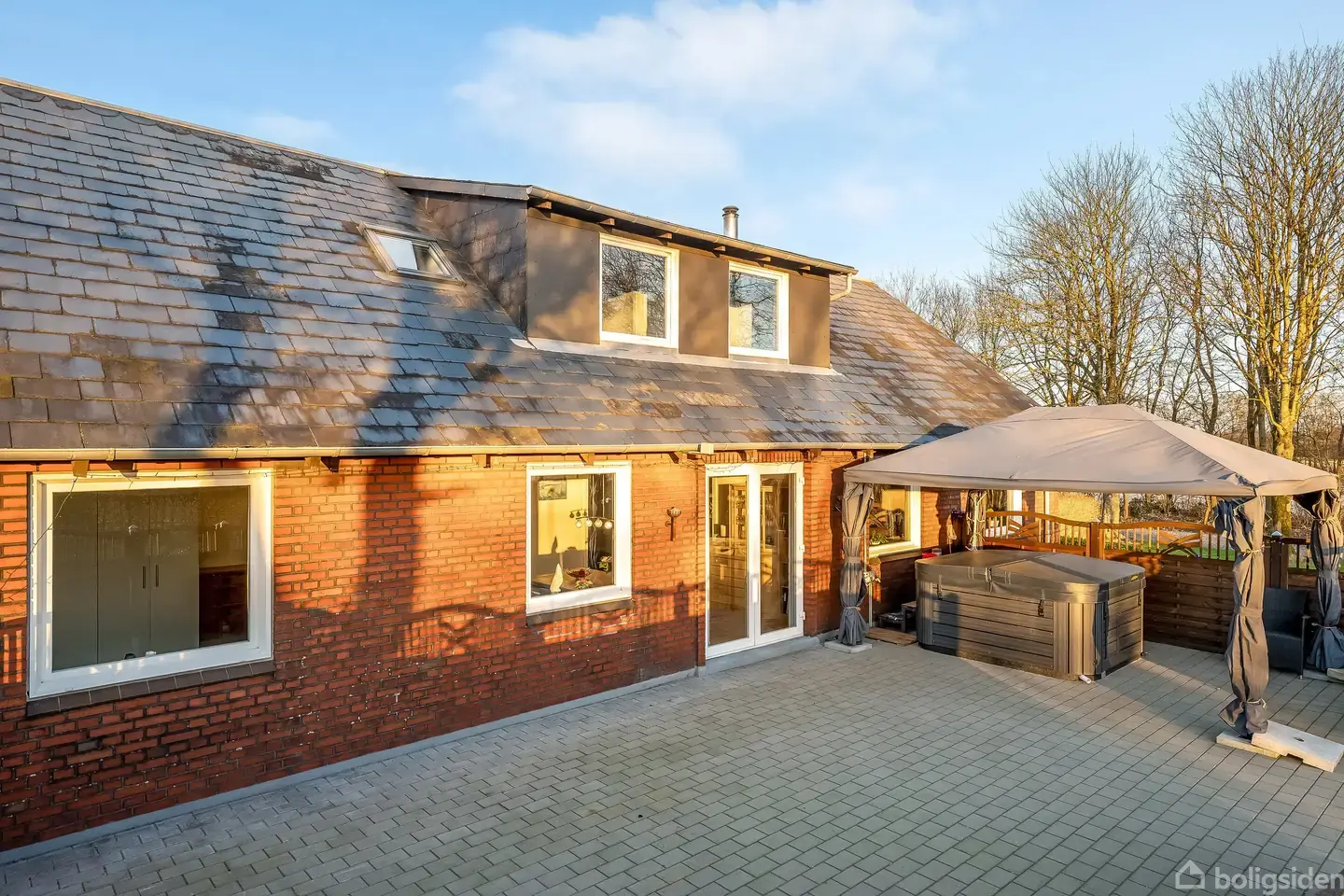 Landejendom med 4 hestebokse, ridebanen og 3,6 ha jord