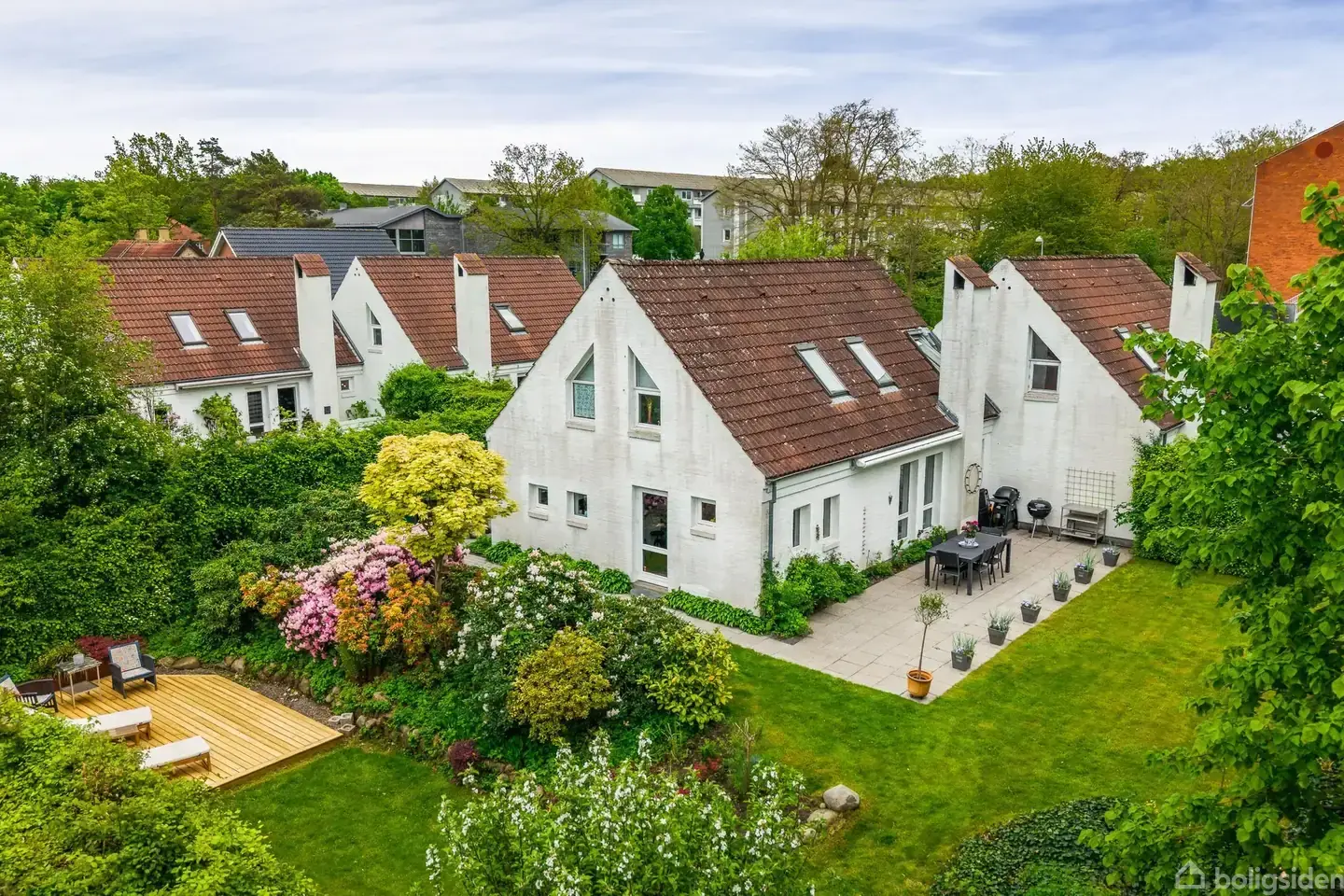 Indflytningsklart halvt dobbelt hus med privat haveoase nær natur og Lyngby