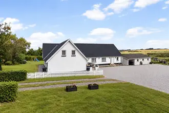 Landejendom på Ny Rønnebjergvej 129, Rønnebjerg, 9760 Vrå