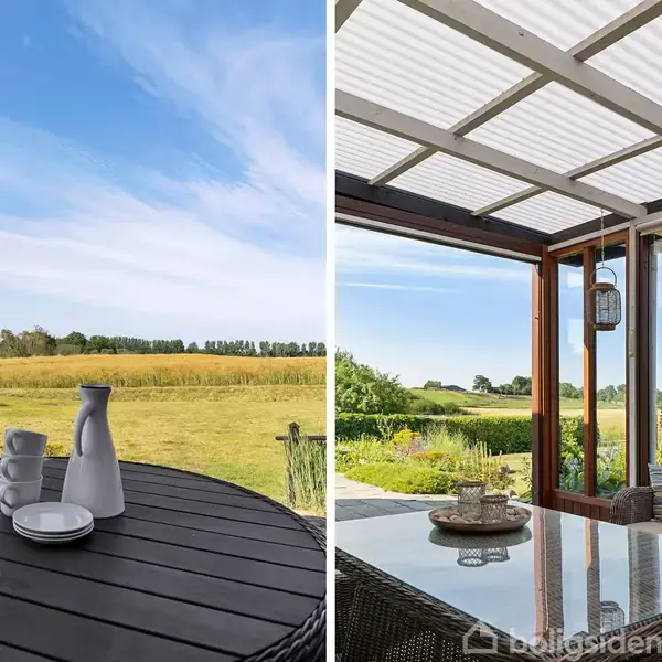 Et bord med drikkevarer står på en terrasse, omgivet af en stor mark under en blå himmel. En overdækket terrasse med sofa og udsyn over det samme landskab.