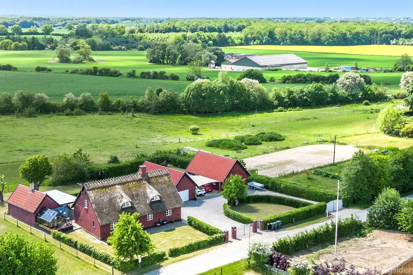 Gennemført og flot ejendom på landet syd for Køge