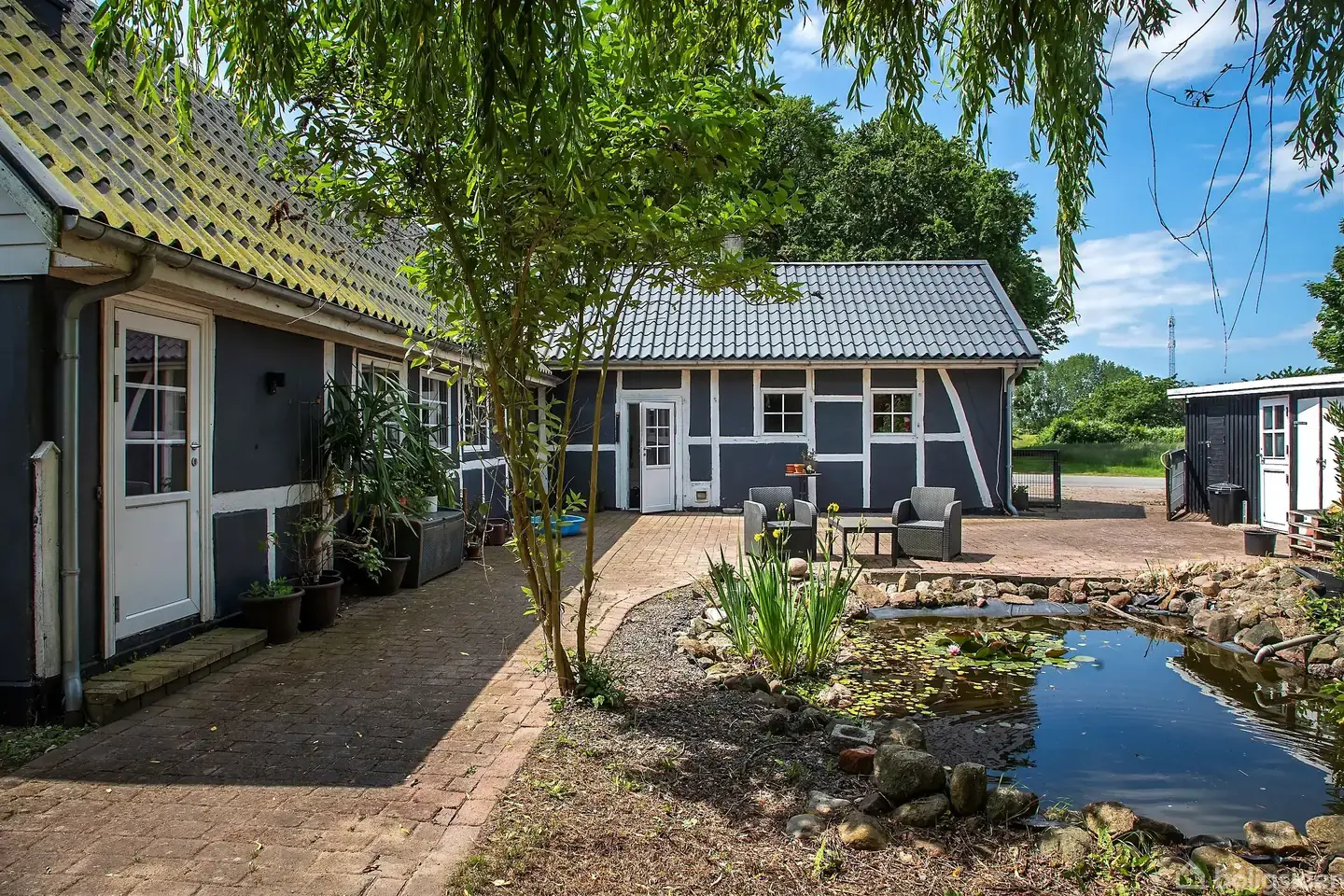 Hyggelig villaoase i Nørreballe med stor have og charmerende dam