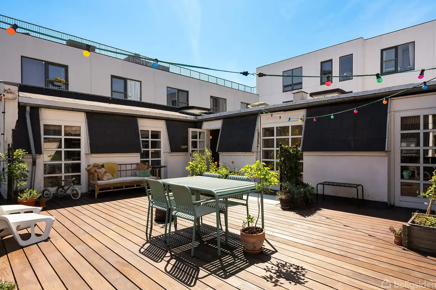 Lejlighed i baghus 1. sal. Snedker Køkkenalrum. Kæmpe terrasse. Lys.