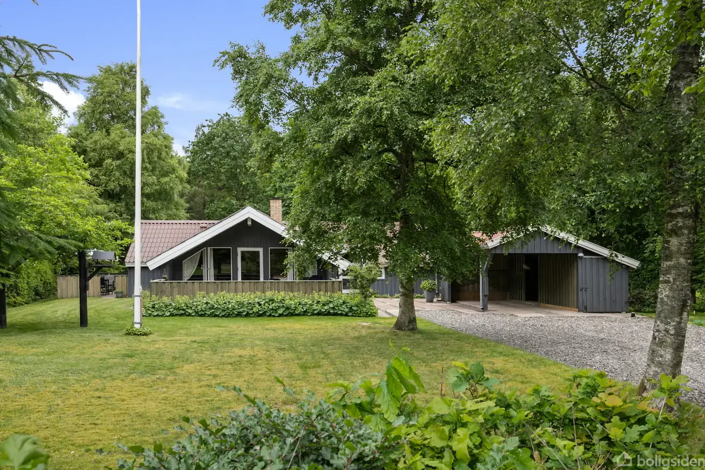 Sommerhus med ugeneret og naturskøn beliggenhed