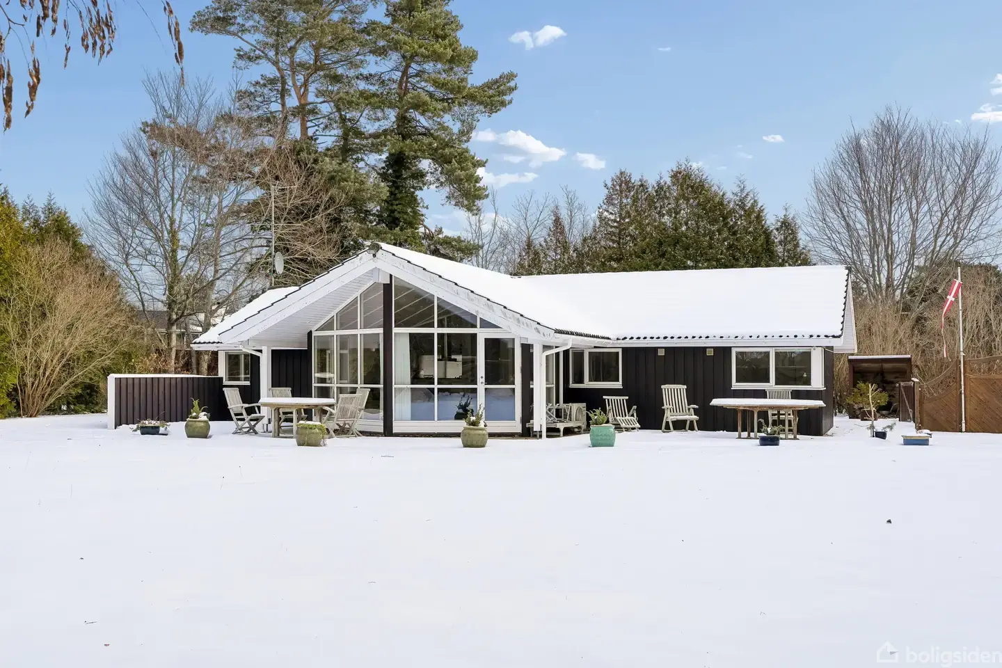Helårsanvendeligt og meget velholdt sommerhus fra 2002 på populær beliggenhed få hundrede meter fra Rågeleje Strandprome