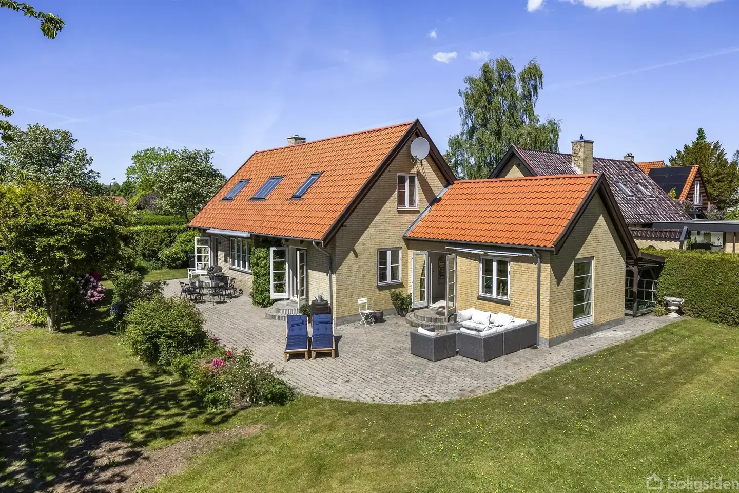 CHARME, HØJT TIL LOFTET OG FANTASTISK BELIGGENHED