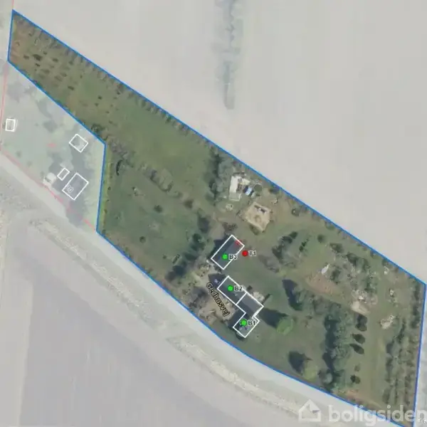 Luftfoto af et trekantet grønt område med marker omkring. Fire bygninger er markeret, tre med grå konturer og én med hvid kant. Området er omkranset af en blå linje.