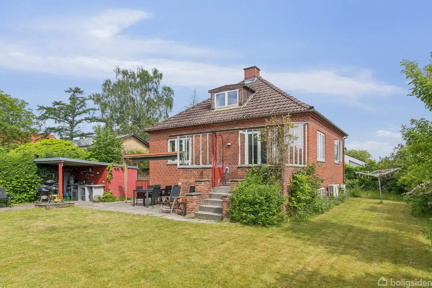 Charmerende bungalow tæt på skole og byliv