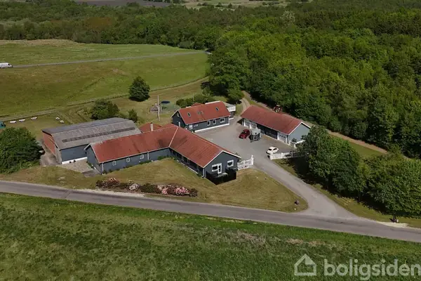 Landejendom på Møllebjergvej 8, 7323 Give