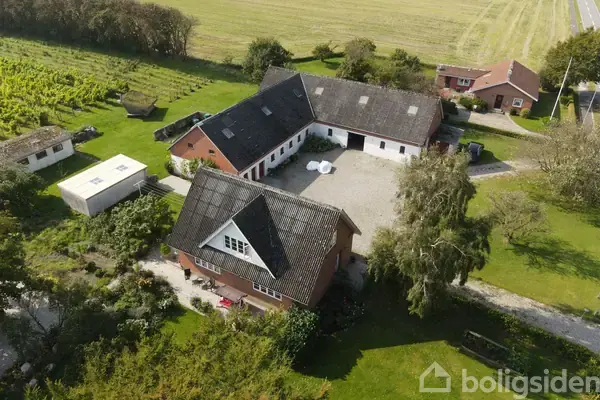 Landejendom på Hobrovej 56, 9240 Nibe