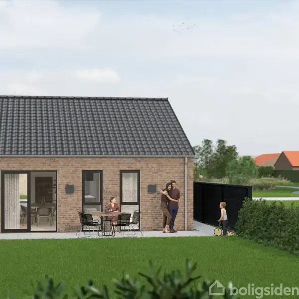Hus med rødt tegltag og terrasse, hvor en voksen sidder ved et bord, mens en anden står op. Barn cykler i haven. Scenen er omkranset af grønne græsarealer og buske.