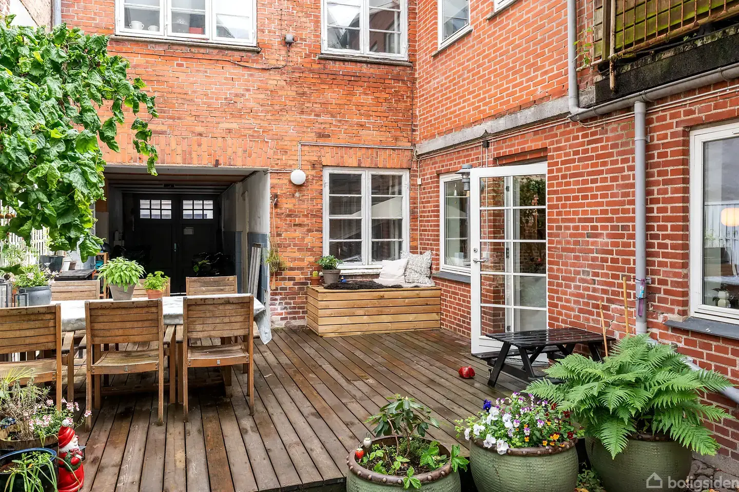 Nyrenoveret citylejlighed med gode udearealer