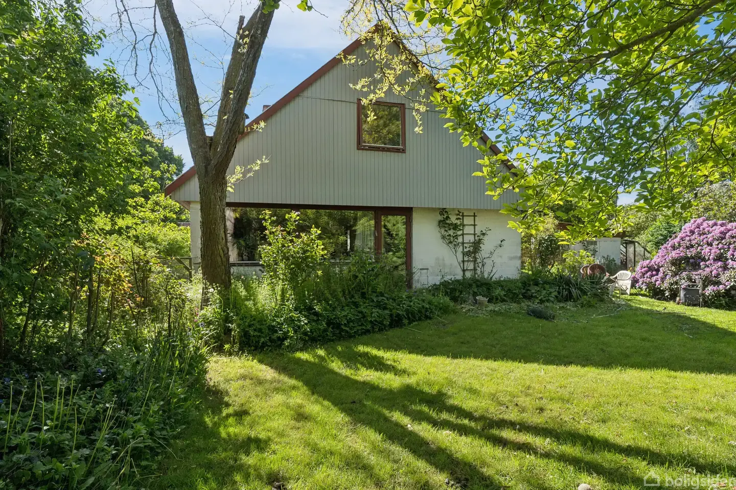 Mulighedsrig villa med charmerende have tæt