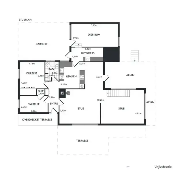 Plantegning af et hus viser flere rum: stue, køkken, bryggers, bad, værelser, overdækket terrasse og carport. Tekst inkluderer rumstørrelser og betegnelser som “Stueplan” og “Vejledende plantegning uden ansvar”.