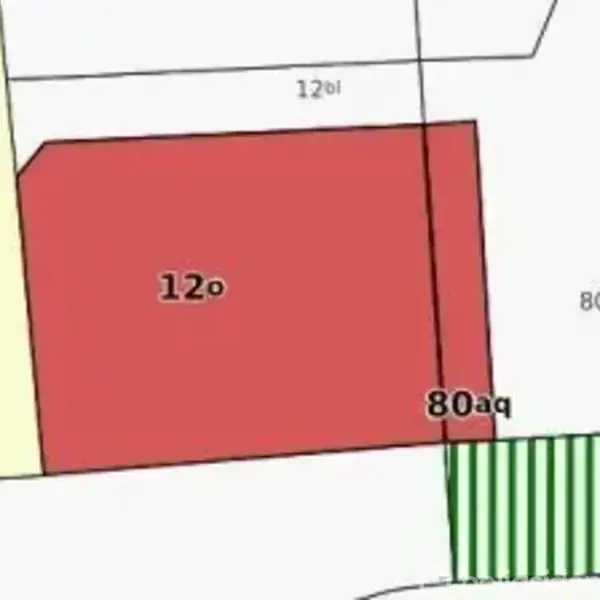 Rødt område mærket "12o" og "80aq" på et kort, omgivet af sorttrukne linjer med tilstødende felter mærket "12bi" og "80øaa". Grønt skraveret areal nederst til højre.