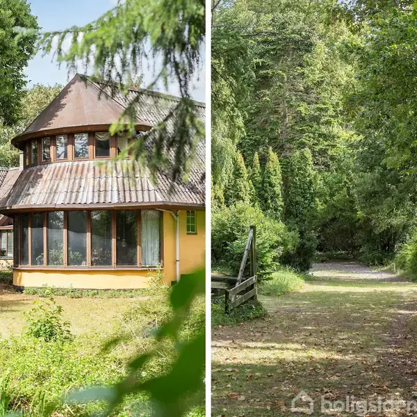 Et gult hus med runde vinduer står blandt grønne træer og buske. Ved siden af ses en skovsti omgivet af frodig vegetation.