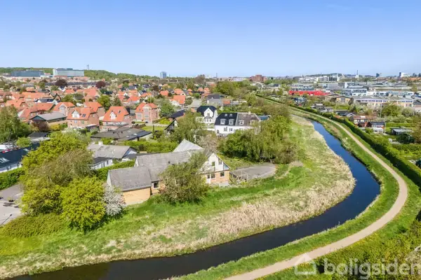Unik beliggenhed ved åen i Kærby med stort potentiale