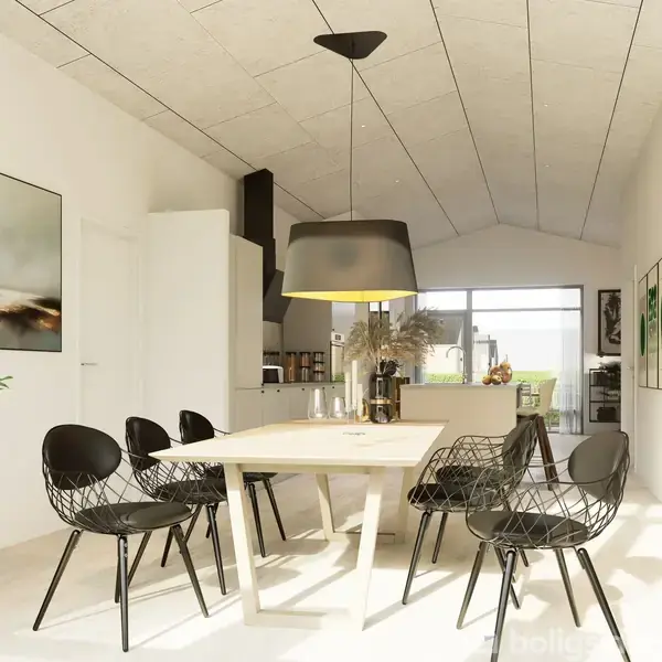 Spisebord omgivet af seks sorte stole, står i et lyst rum med minimalistisk indretning. Over bordet hænger en stor, sort lampe. Store vinduer i baggrunden giver naturligt lys.