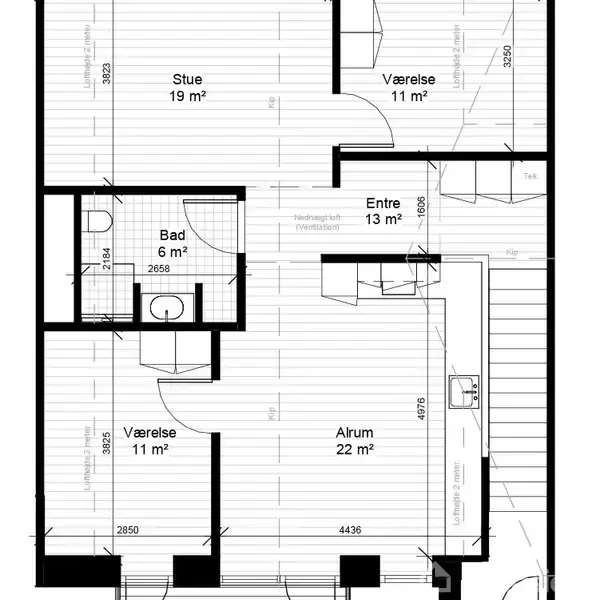 Gulvplan viser en entré på 13 m², badeværelse på 6 m², værelse på 11 m², alrum på 22 m². Der er angivet mål i kvadratmeter og centimeters dimensioner rundt om rummene.