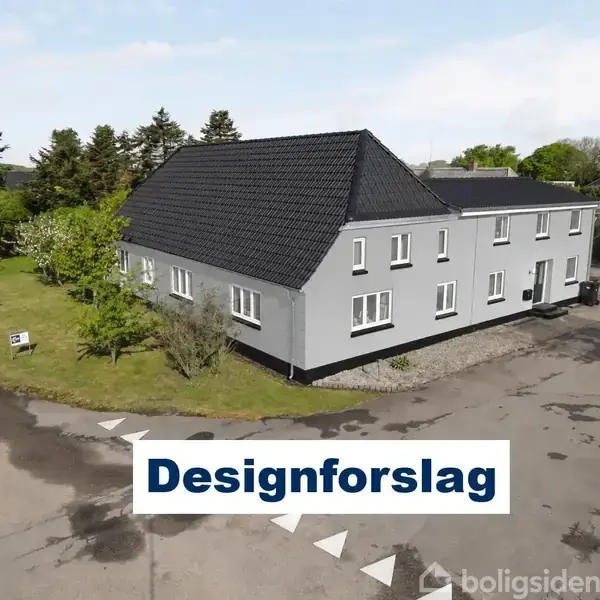 Et gråt to-etagers hus med sort tag står ved en vej omgivet af grønne træer og en græsplæne. Tekst: "Designforslag".