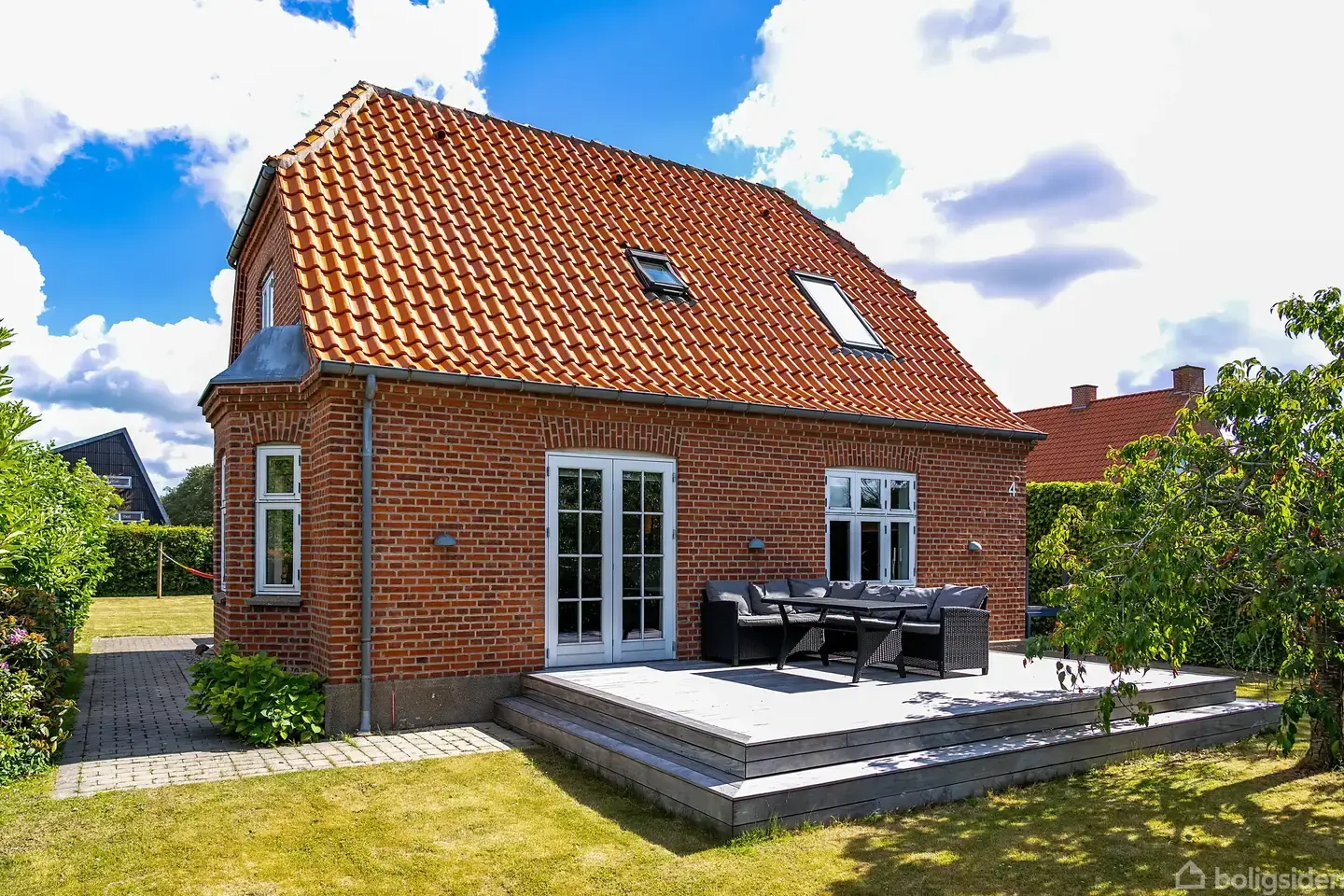 Gennemført renoveret murermestervilla i hjertet af Tuse med skøn have og udestue