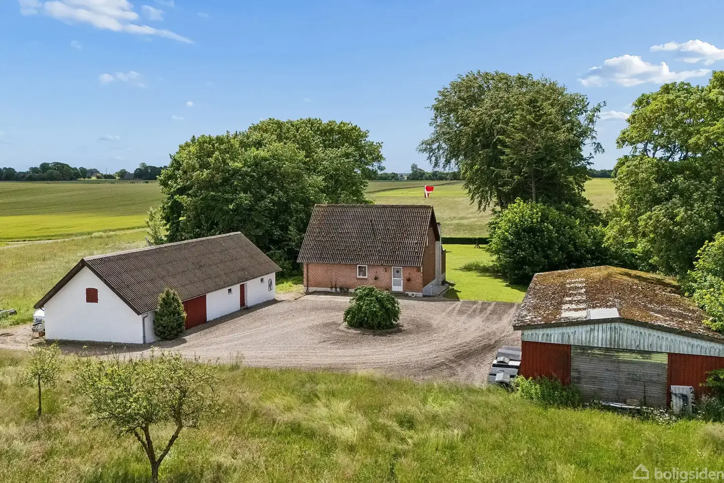 Idyllisk landejendom med 2,4 ha jord, naturskøn beliggenhed og gode muligheder for dyrehold