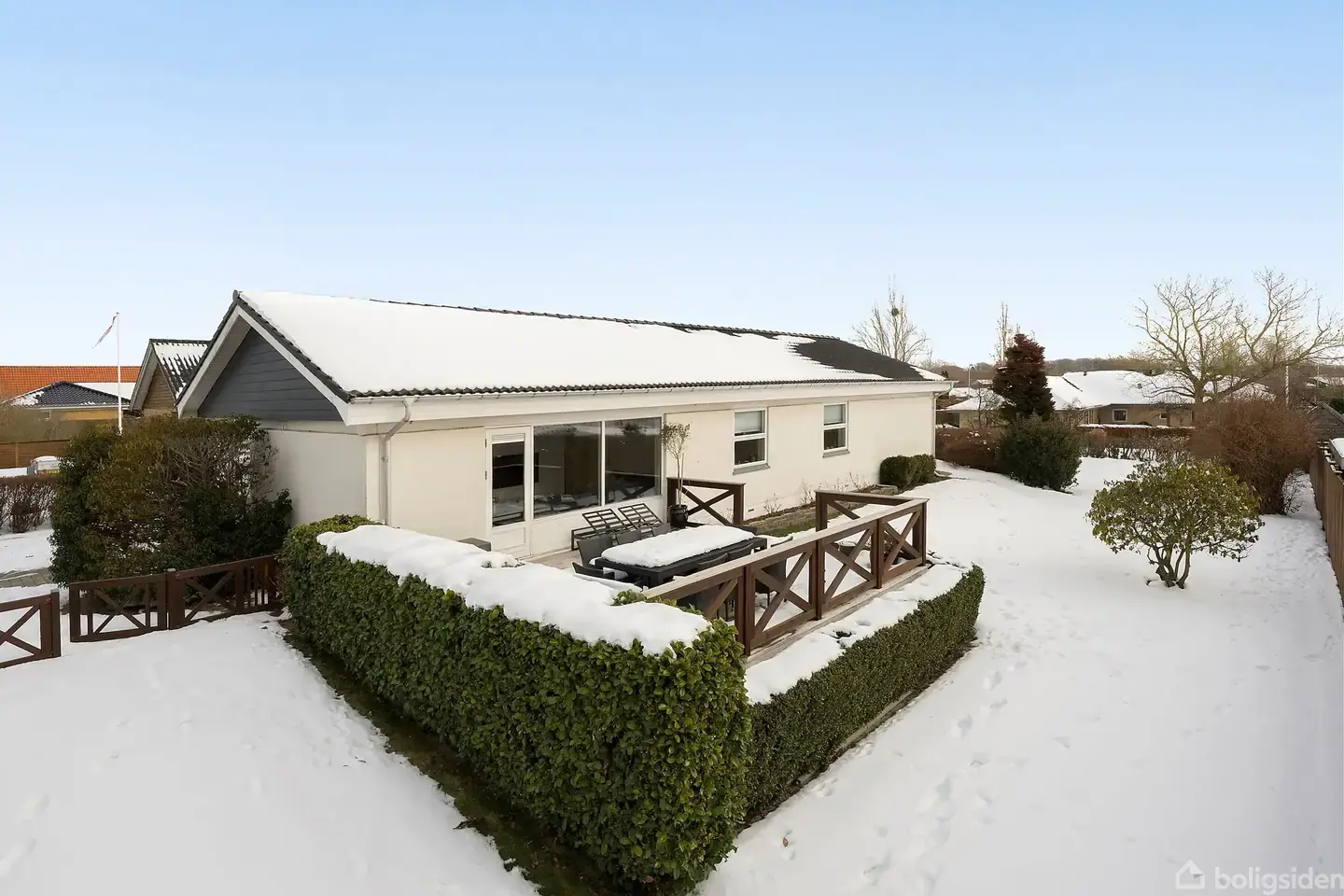 Indflytningsklart hus med udsigt til det grønne