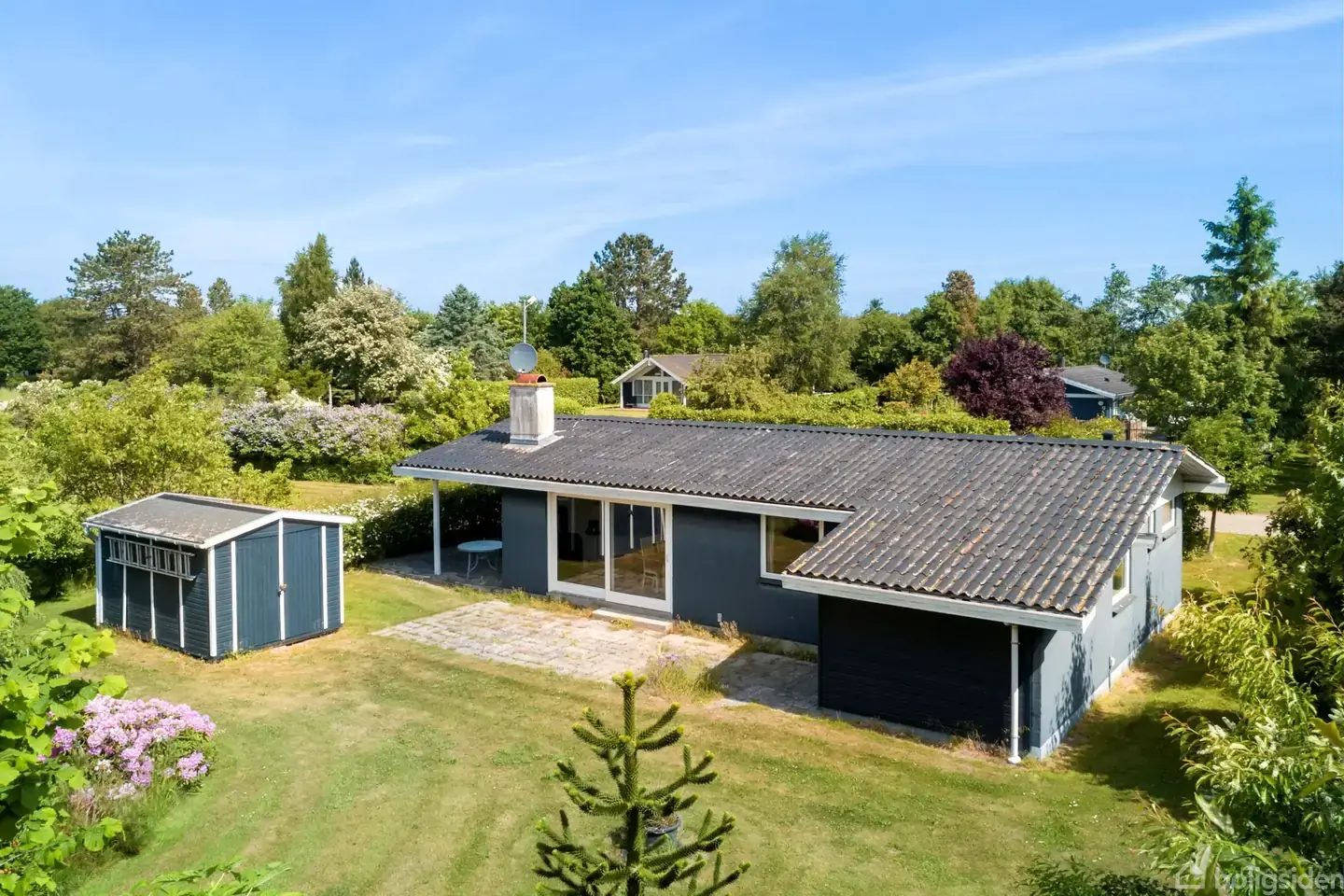 Hyggeligt sommerhus på dobbeltgrund