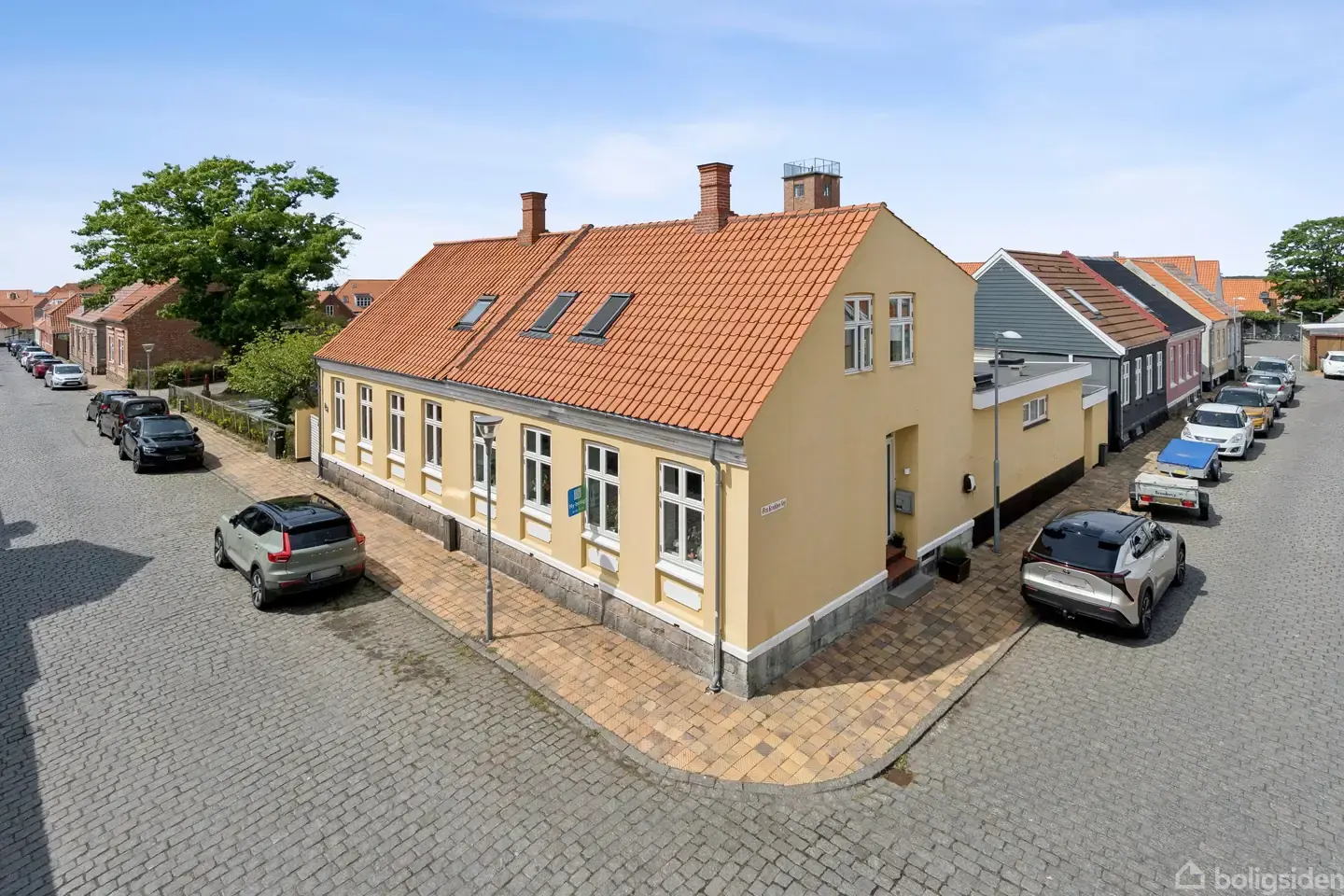 Renoveret byhus med solrig gårdhave midt i Rønne