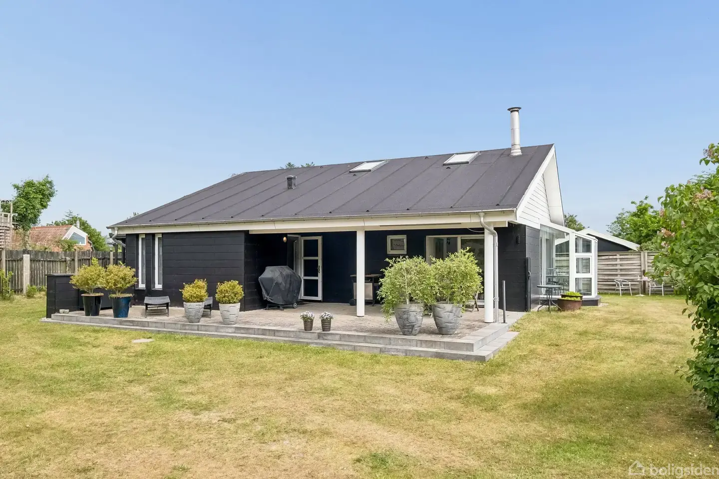 Velholdt fritidshus med stor overdækket terrasse og vandkig til Kattegat