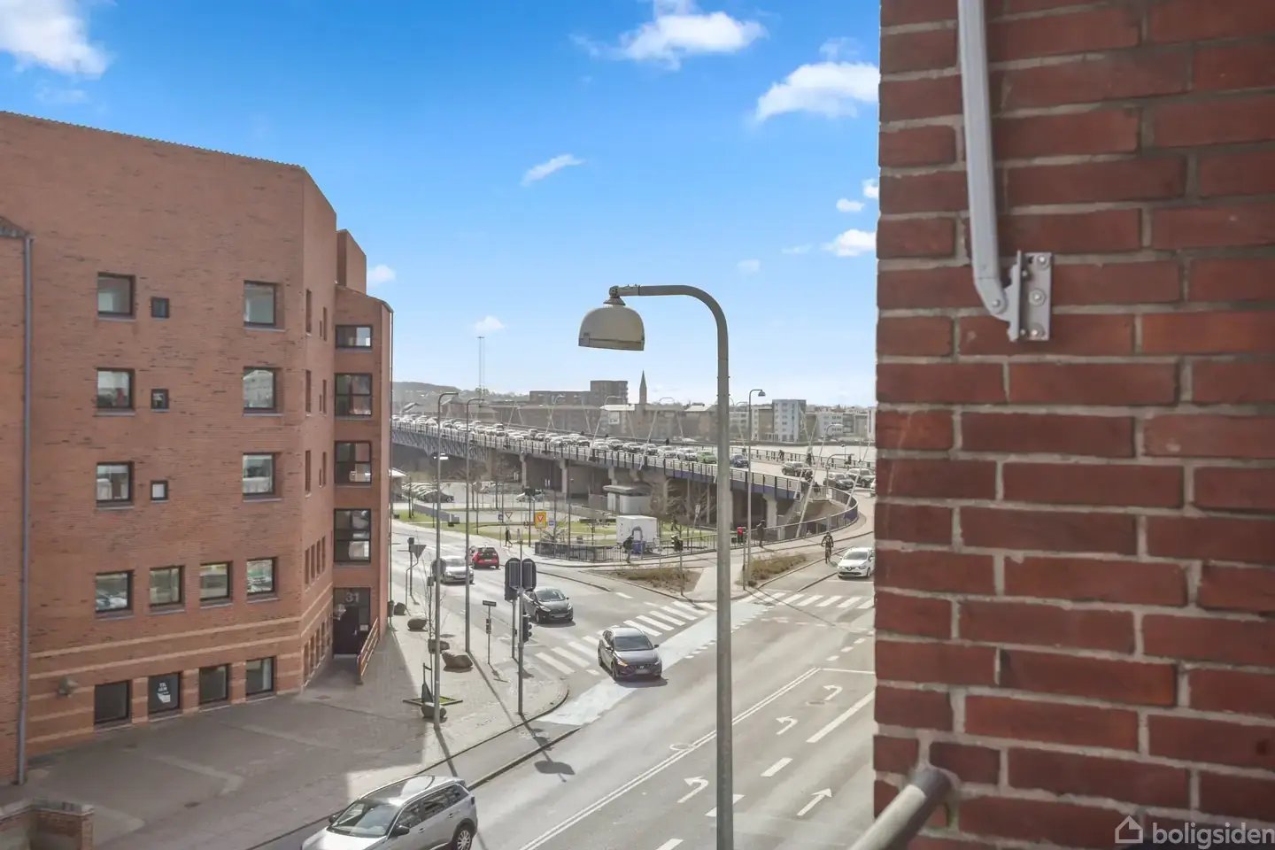 Indflytningsklar fireværelses med to udsigtsaltaner, garage samt parkeringsplads centralt i Nørresundby