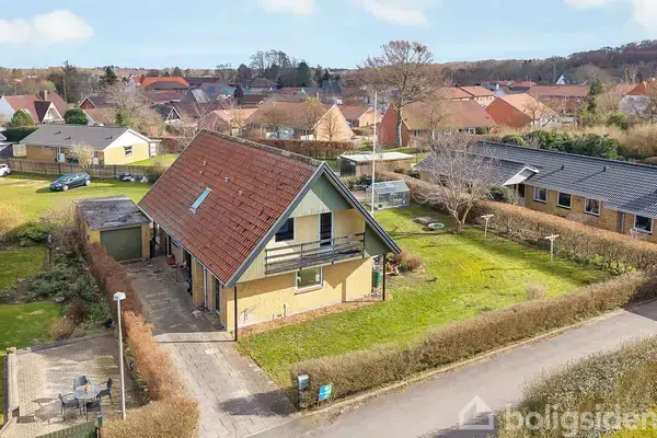 Rummelig villa med 4 værelser og stort potentiale