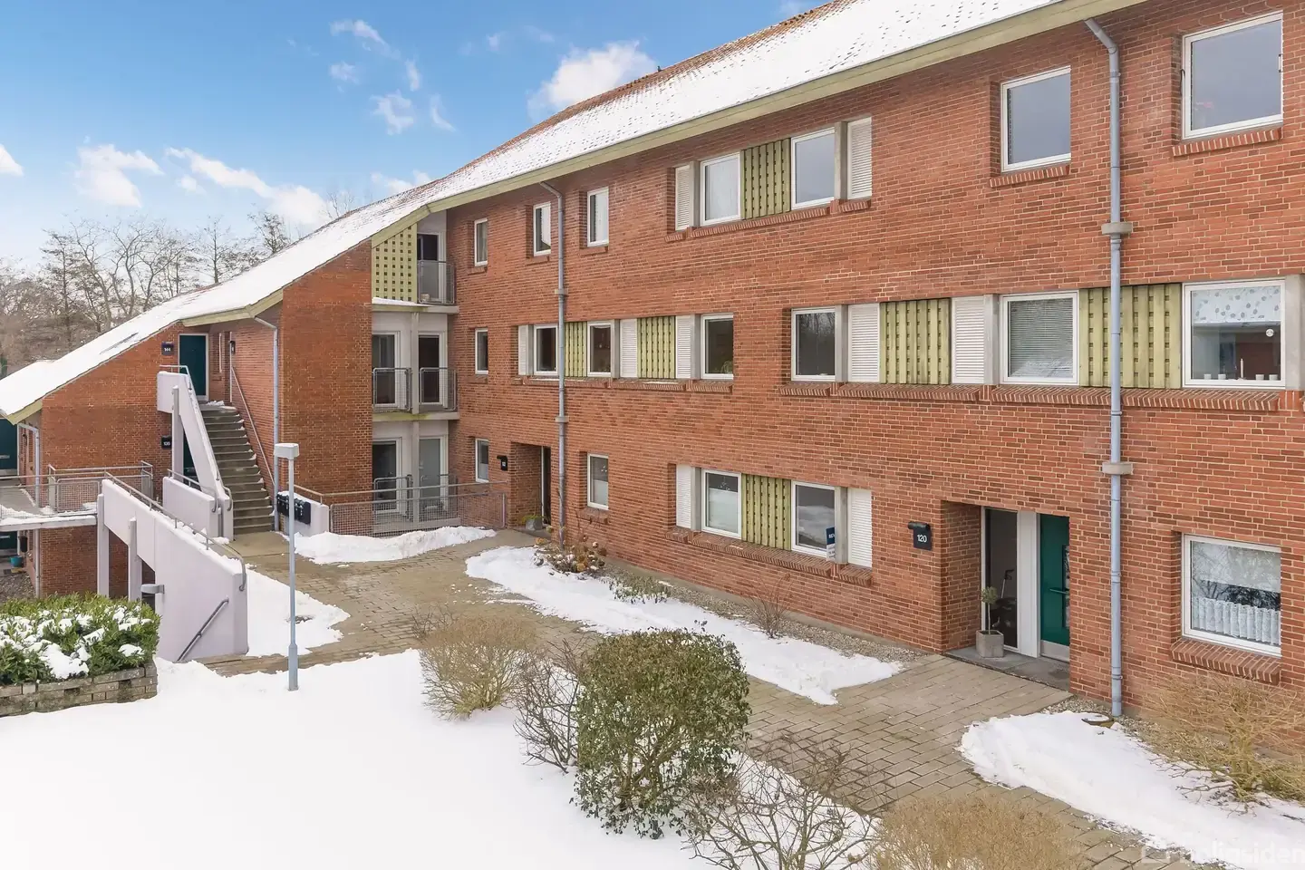 TOTALRENOVERET OG HELT FANTASTISK LEJLIGHED – MED EN ATTRAKTIV BELIGGENHED I HJERTET AF ODENSE OG UDSIGT TIL MUNKE MOSE