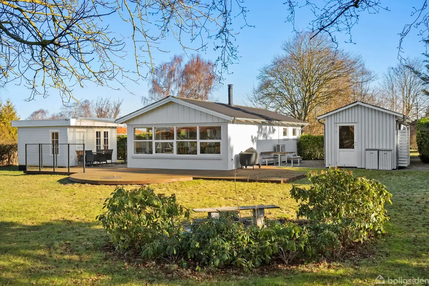 Velholdt sommerhus med stor sydvestvendt terrasse