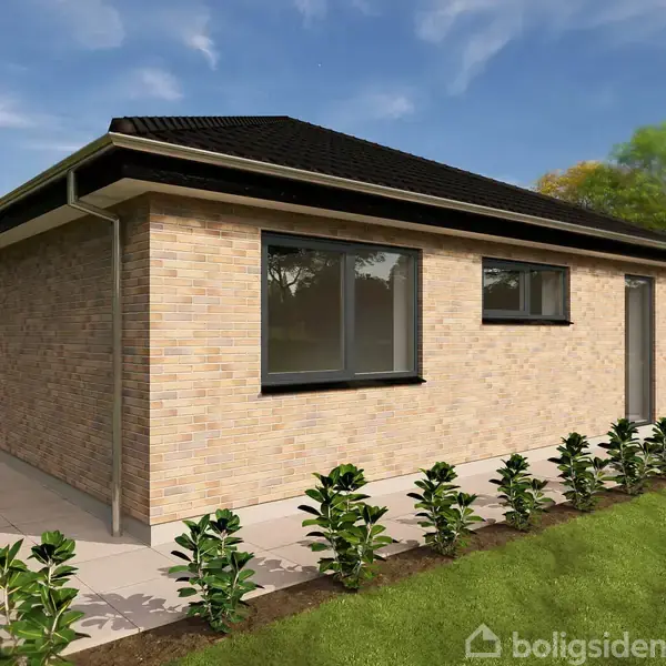 En moderne, en-etagers murstensbygning med sort tag står i sollys. Bygningen har store vinduer og en dør. Omkring er der en velplejet græsplæne og blomsterbede under en blå himmel.