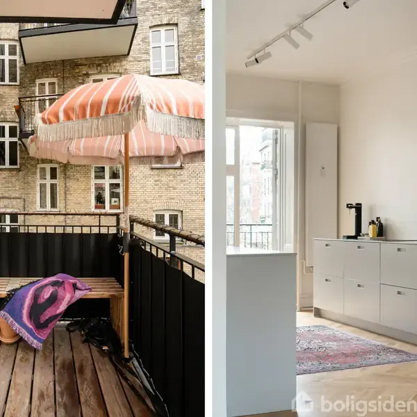 En altan med træplanker og et stribet parasol i en murstensbygning. Et tæppe hænger over en bænk. Ved siden af er et køkken med grå skabe og et tæppe.