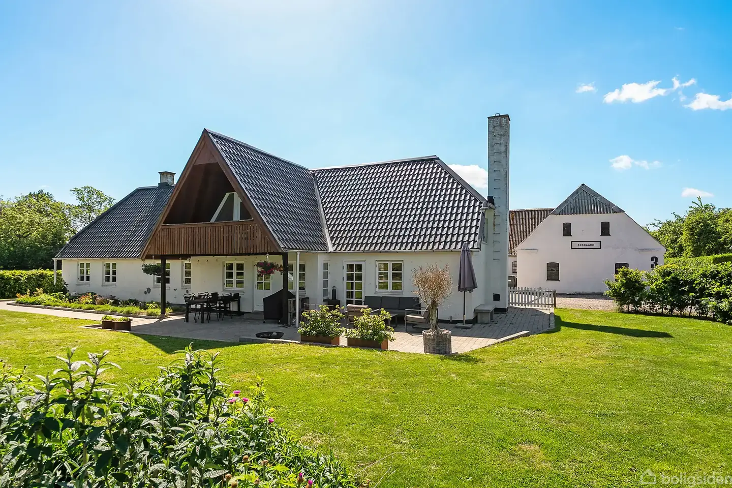 Renoveret landejendom med moderne indretning og idyllisk beliggenhed