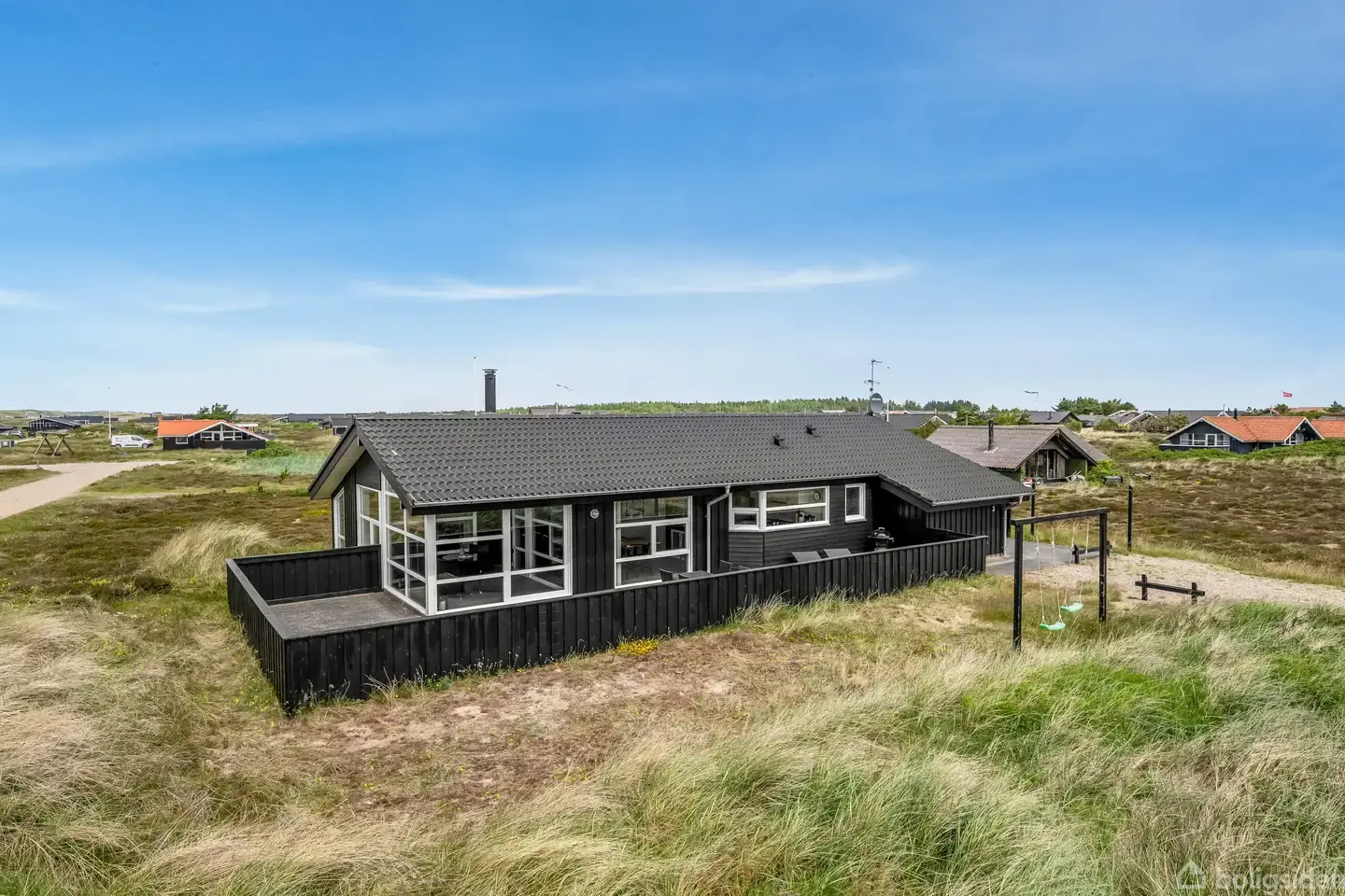 Velholdt sommerhus beliggende tæt på stranden